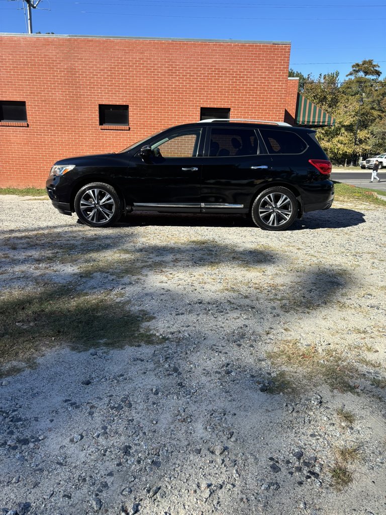 2017 Nissan Pathfinder Platinum's photo