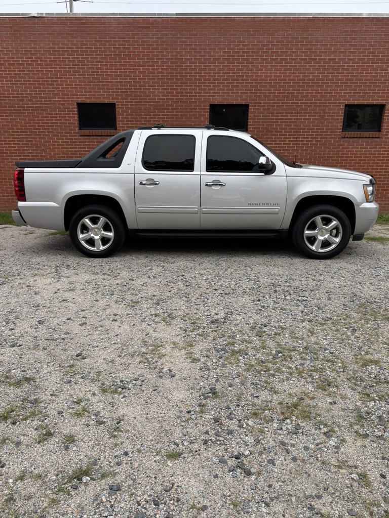 2011 Chevrolet Avalanche LT's photo