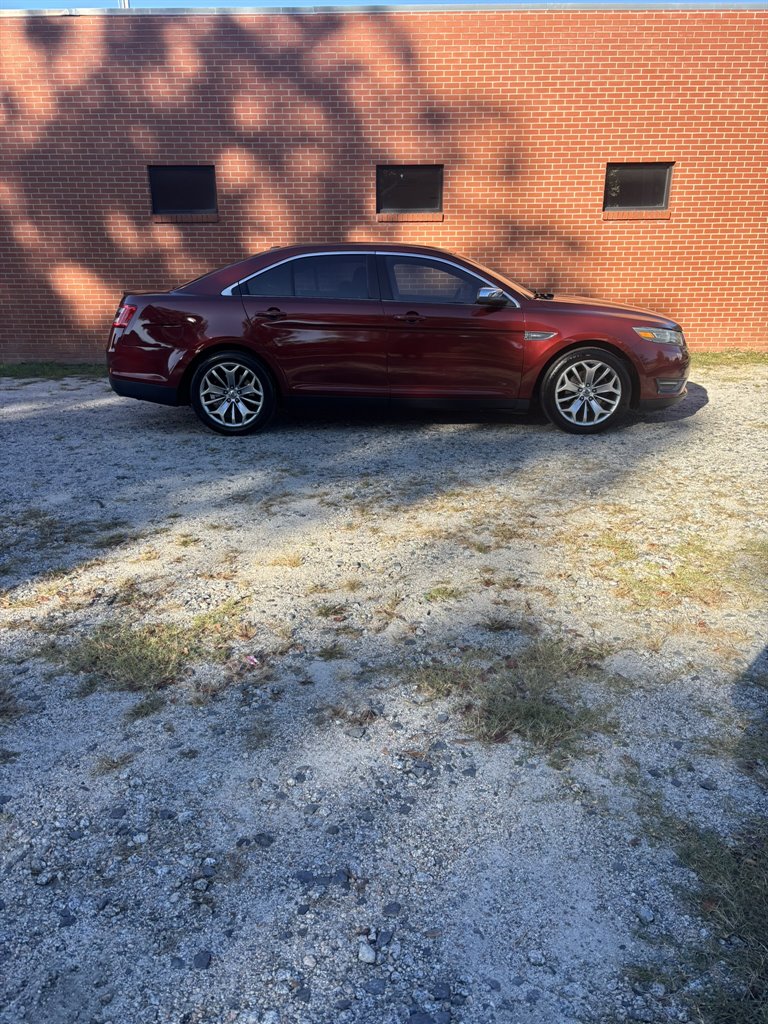 2014 Ford Taurus Limited's photo