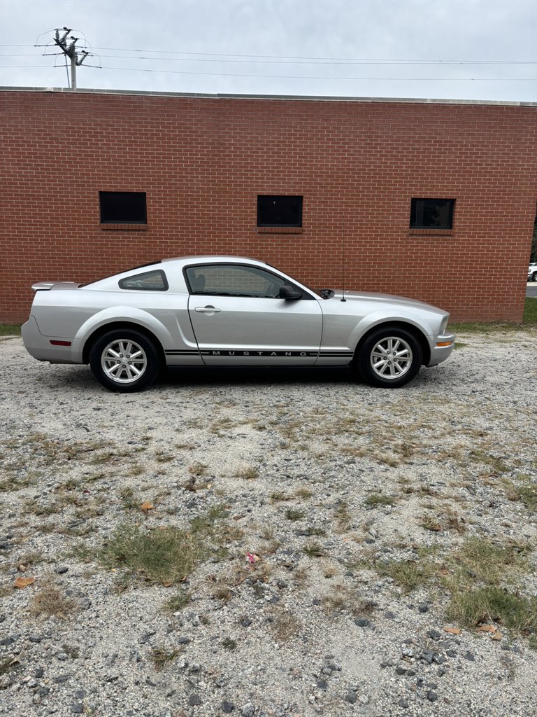 2007 Ford Mustang Deluxe's photo