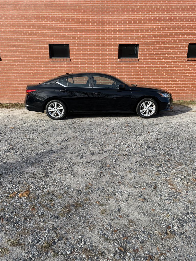 2019 Nissan Altima SR's photo